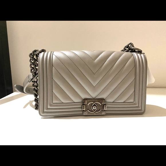 Chanel Medium Boy Bag in silver chevron - Picture 7 of 15